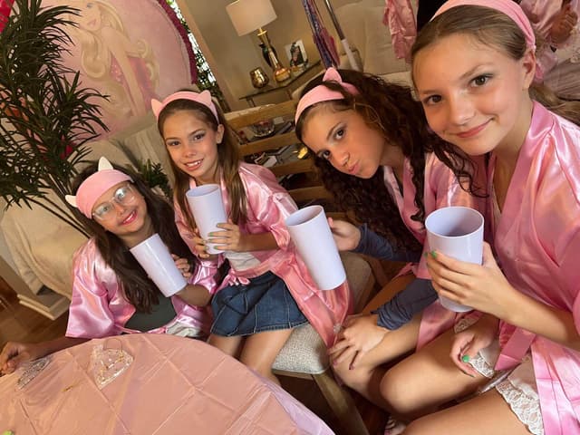 Aniversariante com bolo e amigas