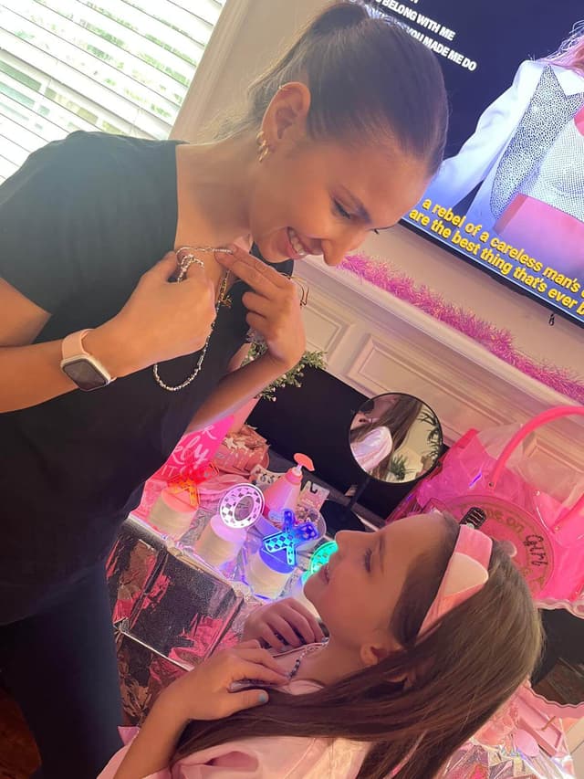 Grupo de meninas usando roupões de spa